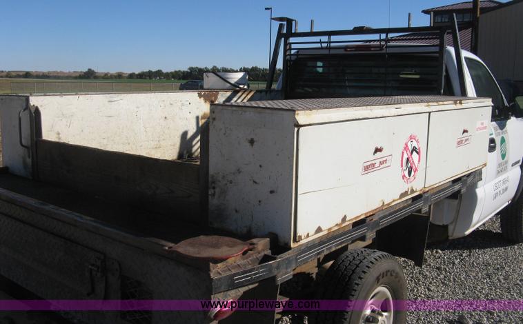 image for item L6438 2002 Chevrolet Silverado 2500 flatbed pickup truck