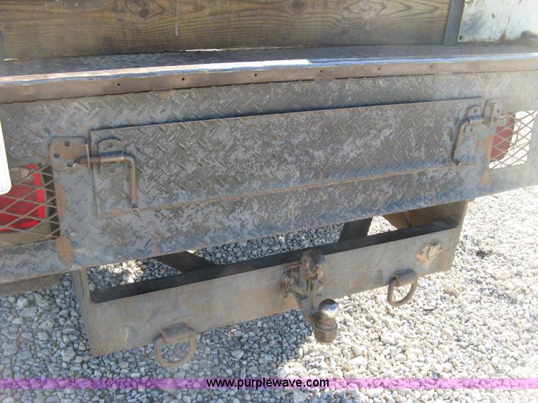 image for item L6438 2002 Chevrolet Silverado 2500 flatbed pickup truck