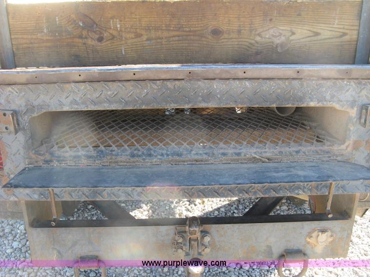 image for item L6438 2002 Chevrolet Silverado 2500 flatbed pickup truck