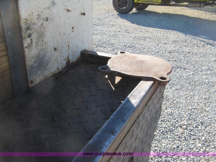 image for item L6438 2002 Chevrolet Silverado 2500 flatbed pickup truck