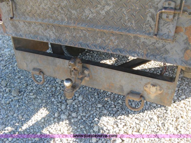 image for item L6438 2002 Chevrolet Silverado 2500 flatbed pickup truck