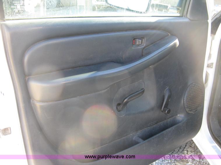 image for item L6438 2002 Chevrolet Silverado 2500 flatbed pickup truck