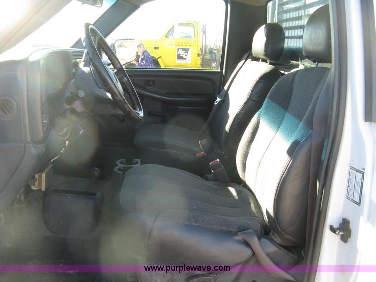 image for item L6438 2002 Chevrolet Silverado 2500 flatbed pickup truck