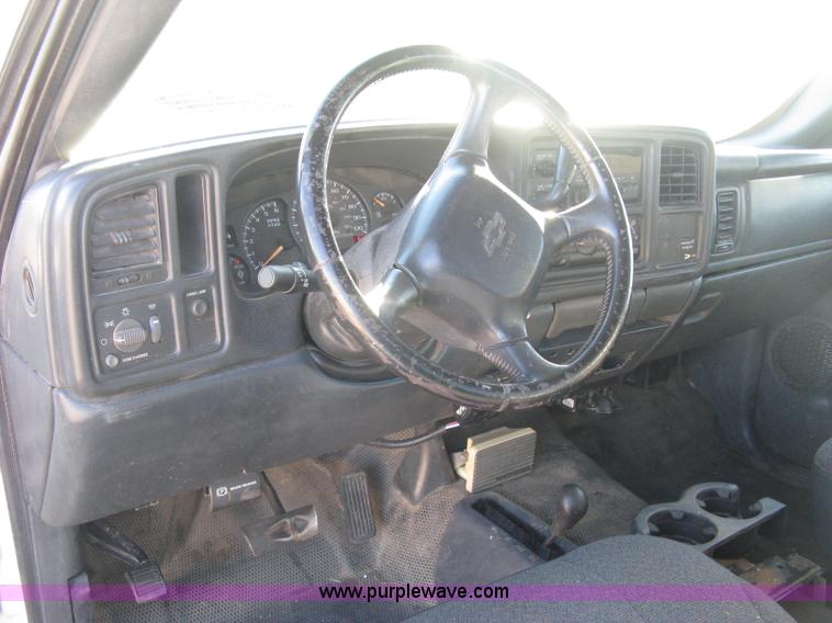 image for item L6438 2002 Chevrolet Silverado 2500 flatbed pickup truck