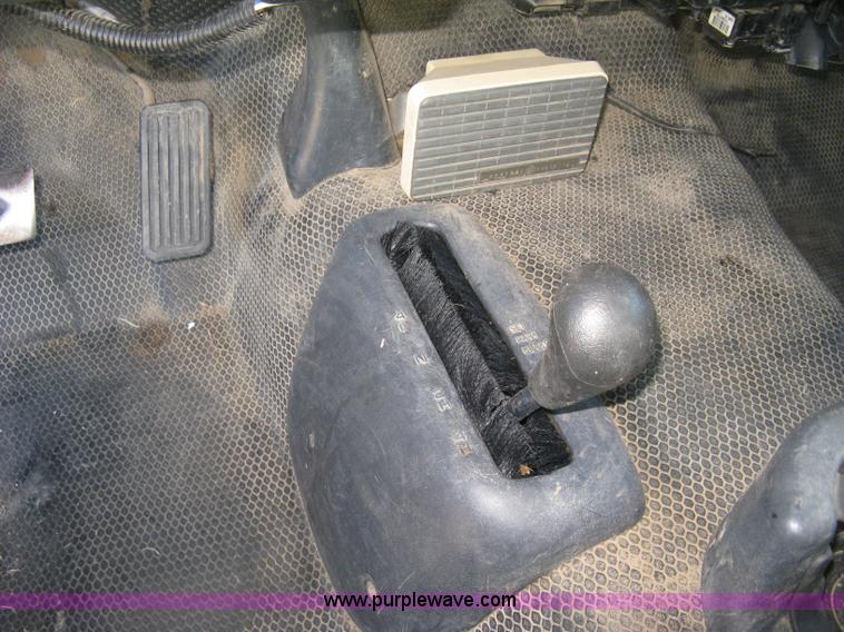 image for item L6438 2002 Chevrolet Silverado 2500 flatbed pickup truck