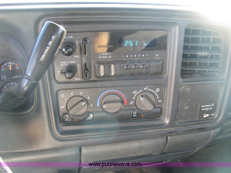 image for item L6438 2002 Chevrolet Silverado 2500 flatbed pickup truck