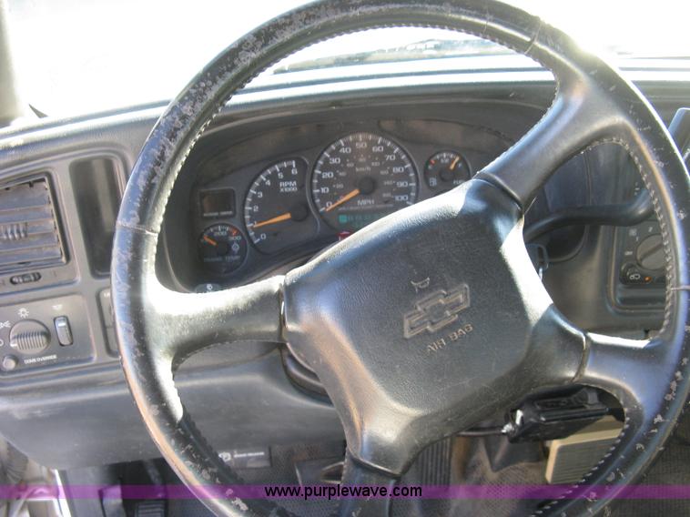 image for item L6438 2002 Chevrolet Silverado 2500 flatbed pickup truck