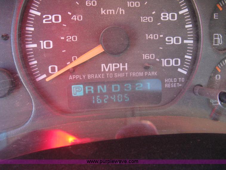 image for item L6438 2002 Chevrolet Silverado 2500 flatbed pickup truck