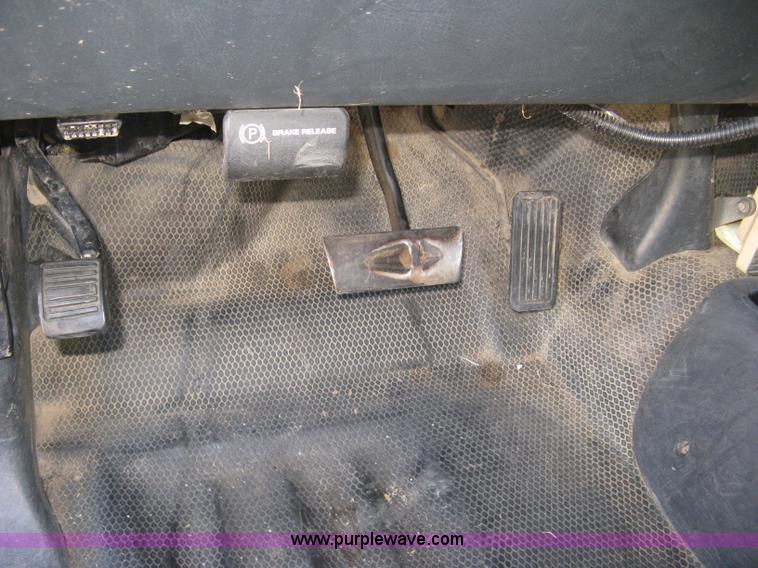 image for item L6438 2002 Chevrolet Silverado 2500 flatbed pickup truck