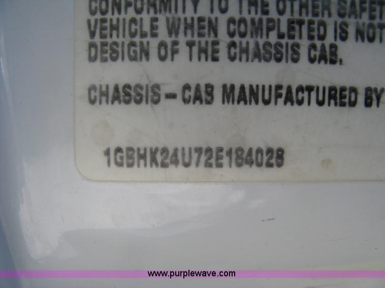 image for item L6438 2002 Chevrolet Silverado 2500 flatbed pickup truck