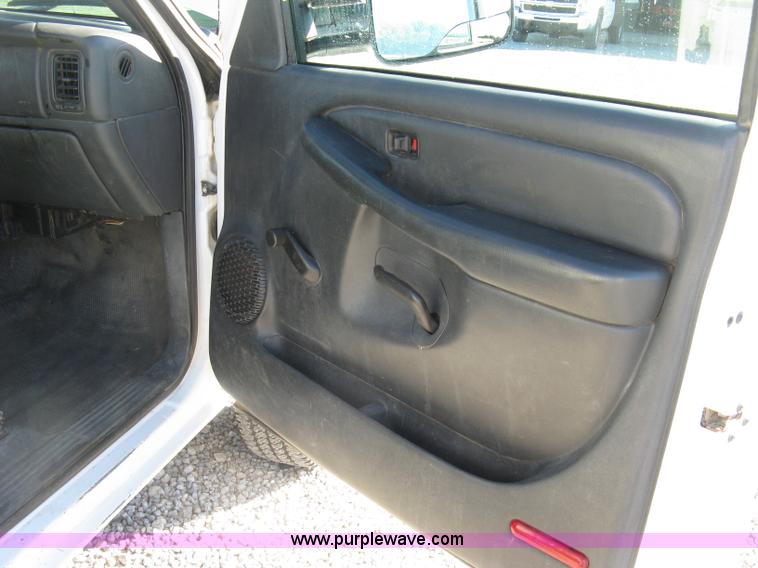 image for item L6438 2002 Chevrolet Silverado 2500 flatbed pickup truck