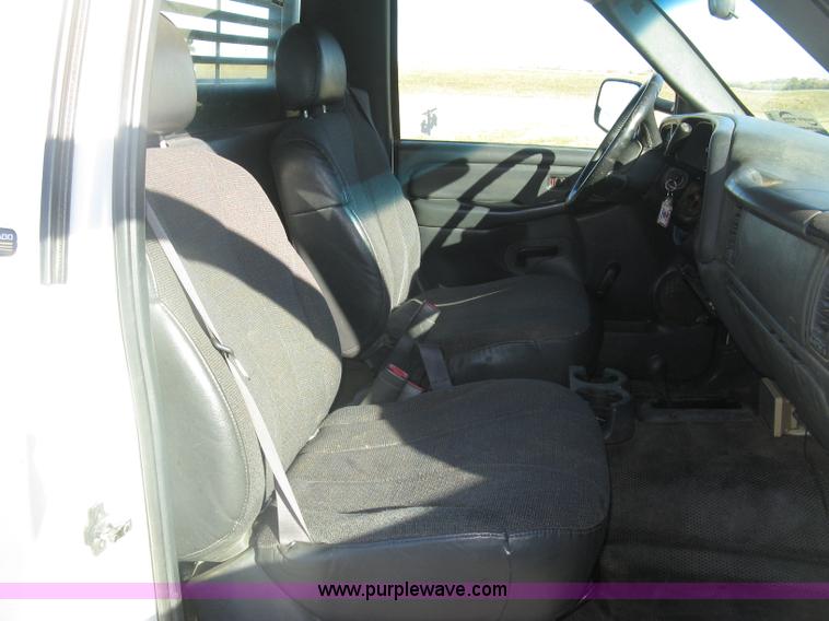 image for item L6438 2002 Chevrolet Silverado 2500 flatbed pickup truck