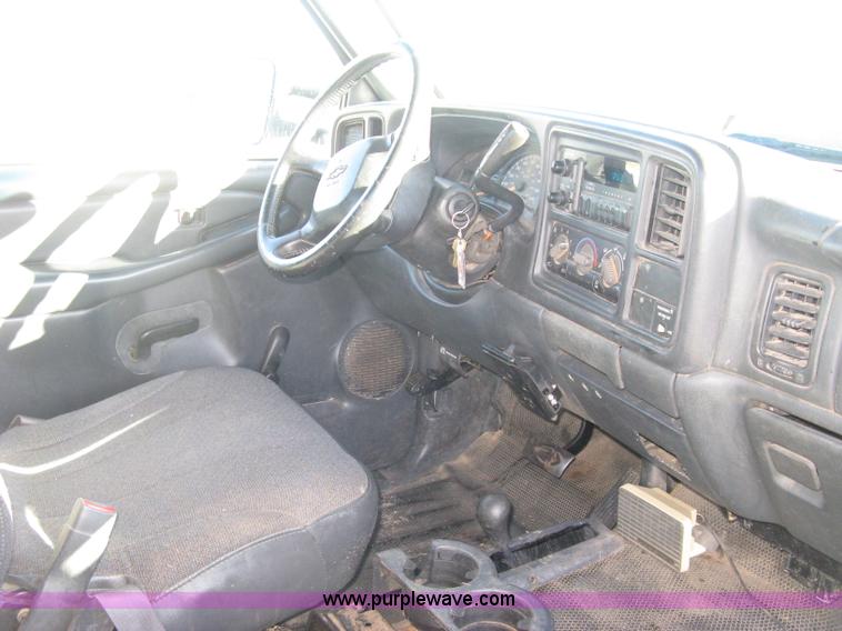 image for item L6438 2002 Chevrolet Silverado 2500 flatbed pickup truck