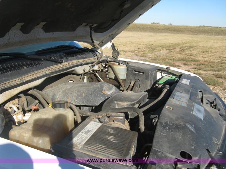 image for item L6438 2002 Chevrolet Silverado 2500 flatbed pickup truck