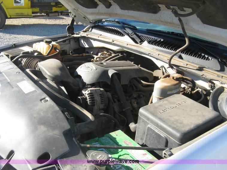 image for item L6438 2002 Chevrolet Silverado 2500 flatbed pickup truck