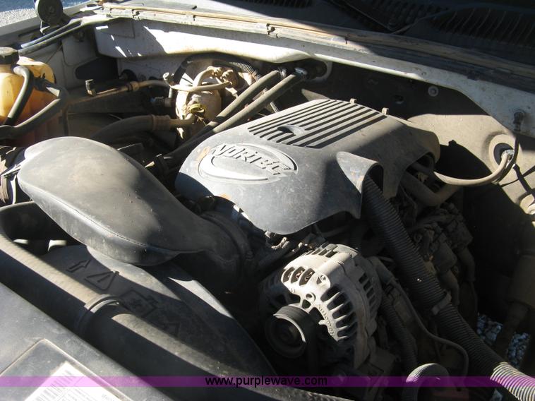 image for item L6438 2002 Chevrolet Silverado 2500 flatbed pickup truck