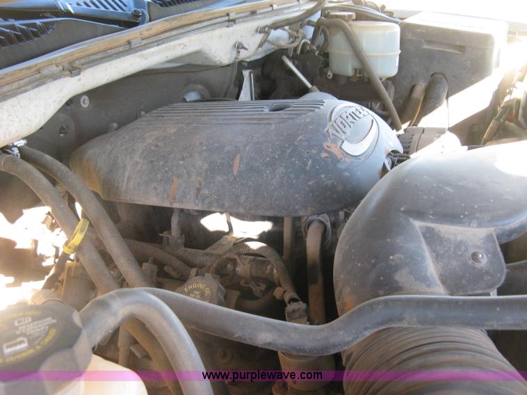 image for item L6438 2002 Chevrolet Silverado 2500 flatbed pickup truck