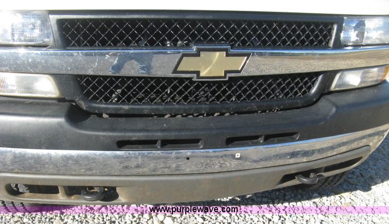 image for item L6438 2002 Chevrolet Silverado 2500 flatbed pickup truck