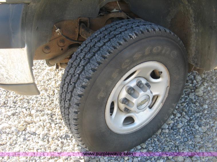 image for item L6438 2002 Chevrolet Silverado 2500 flatbed pickup truck