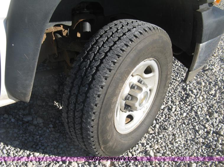 image for item L6438 2002 Chevrolet Silverado 2500 flatbed pickup truck