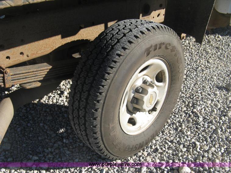 image for item L6438 2002 Chevrolet Silverado 2500 flatbed pickup truck