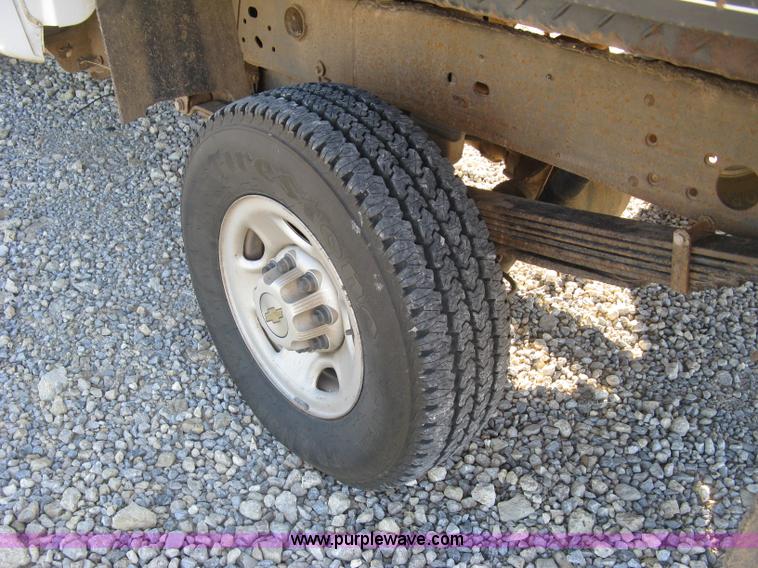 image for item L6438 2002 Chevrolet Silverado 2500 flatbed pickup truck