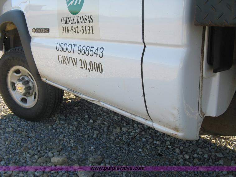 image for item L6438 2002 Chevrolet Silverado 2500 flatbed pickup truck