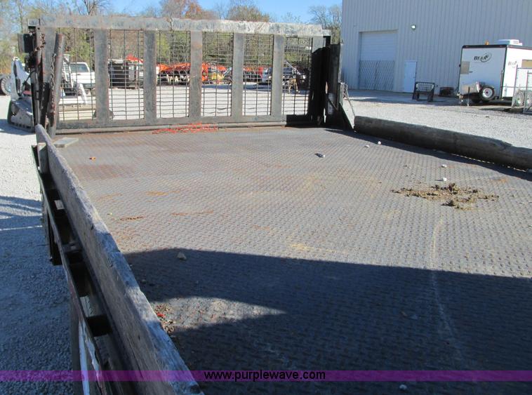 image for item N9258 1999 Ford F350 Super Duty flatbed pickup truck