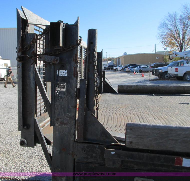 image for item N9258 1999 Ford F350 Super Duty flatbed pickup truck