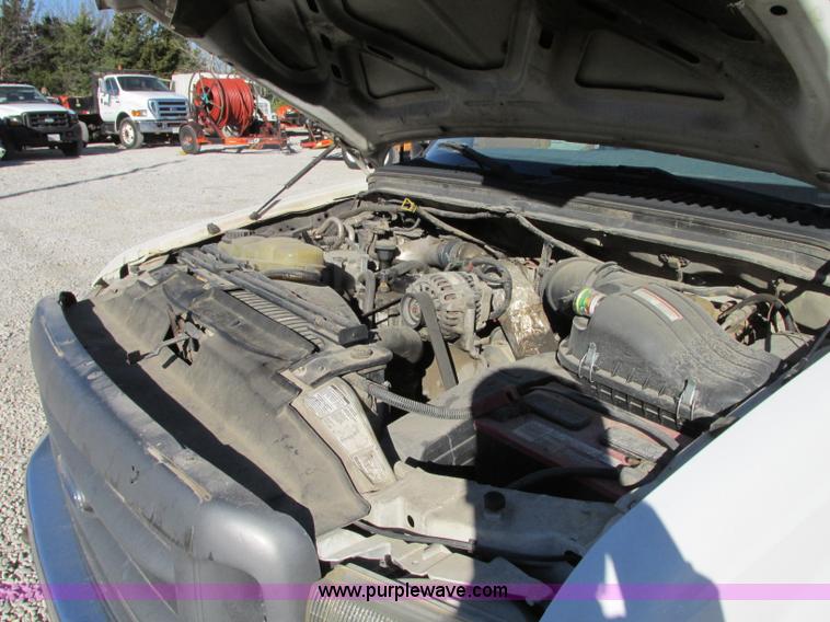 image for item N9258 1999 Ford F350 Super Duty flatbed pickup truck