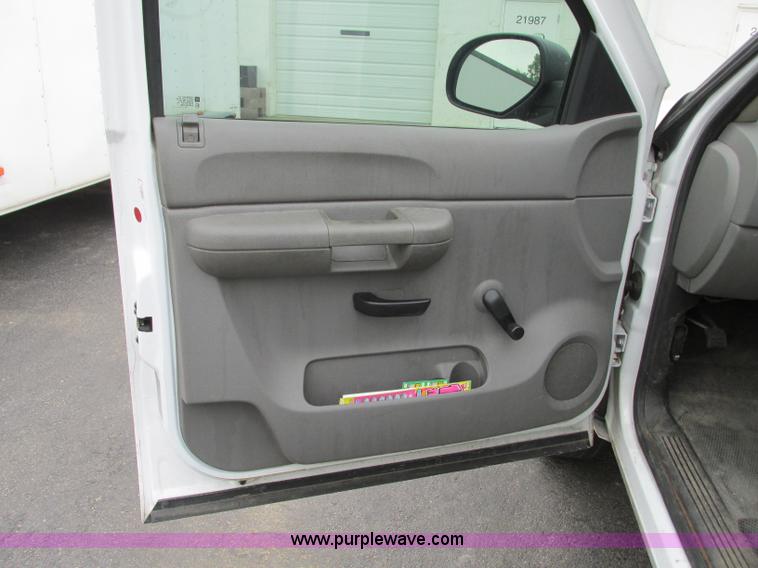 image for item R9328 2008 GMC Sierra 1500 pickup truck