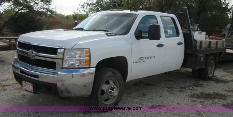 image for item I1896 2009 Chevrolet Silverado 3500 Crew Cab flatbed pickup truck