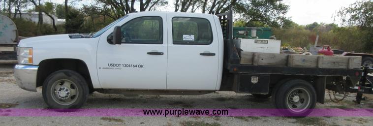 image for item I1896 2009 Chevrolet Silverado 3500 Crew Cab flatbed pickup truck