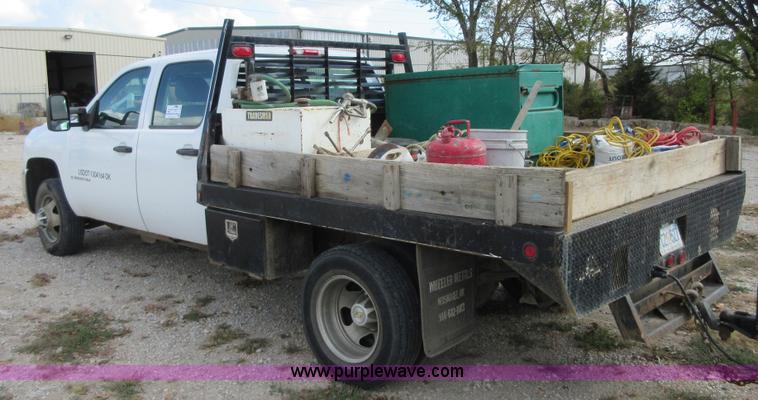 image for item I1896 2009 Chevrolet Silverado 3500 Crew Cab flatbed pickup truck