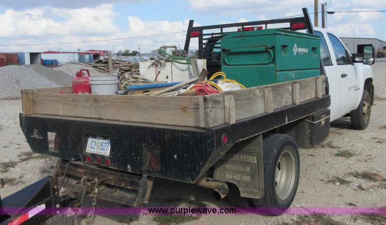 image for item I1896 2009 Chevrolet Silverado 3500 Crew Cab flatbed pickup truck