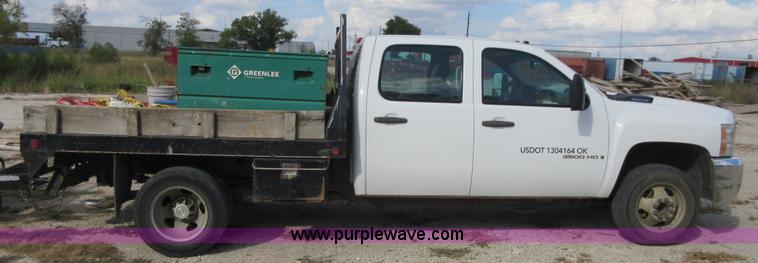 image for item I1896 2009 Chevrolet Silverado 3500 Crew Cab flatbed pickup truck
