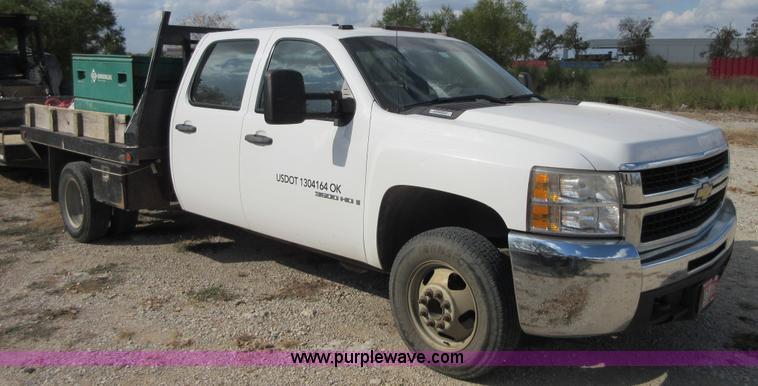 image for item I1896 2009 Chevrolet Silverado 3500 Crew Cab flatbed pickup truck
