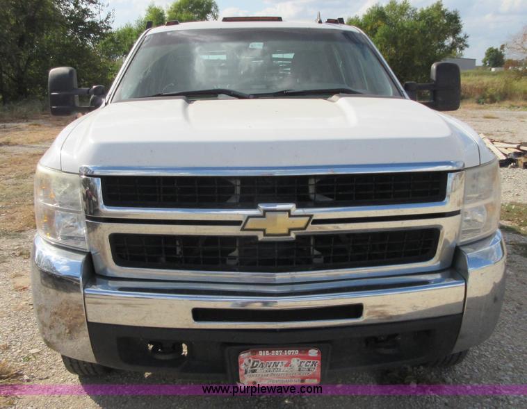 image for item I1896 2009 Chevrolet Silverado 3500 Crew Cab flatbed pickup truck