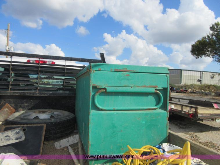 image for item I1896 2009 Chevrolet Silverado 3500 Crew Cab flatbed pickup truck