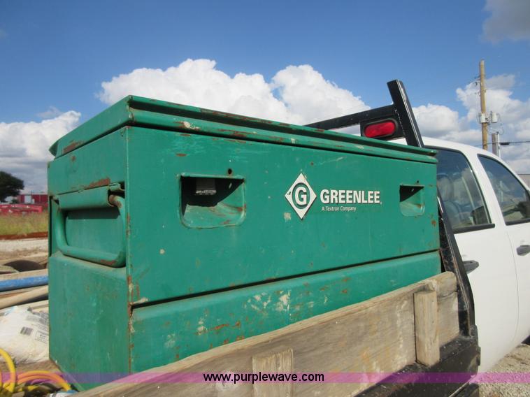 image for item I1896 2009 Chevrolet Silverado 3500 Crew Cab flatbed pickup truck