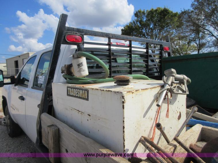 image for item I1896 2009 Chevrolet Silverado 3500 Crew Cab flatbed pickup truck