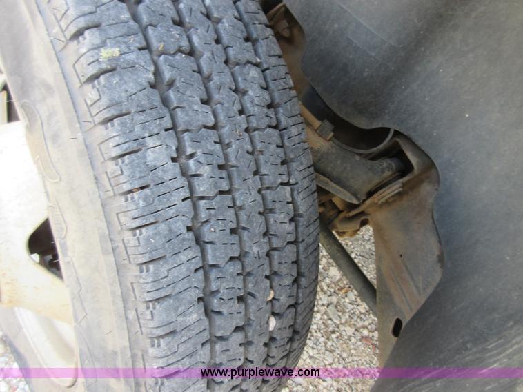 image for item I1896 2009 Chevrolet Silverado 3500 Crew Cab flatbed pickup truck