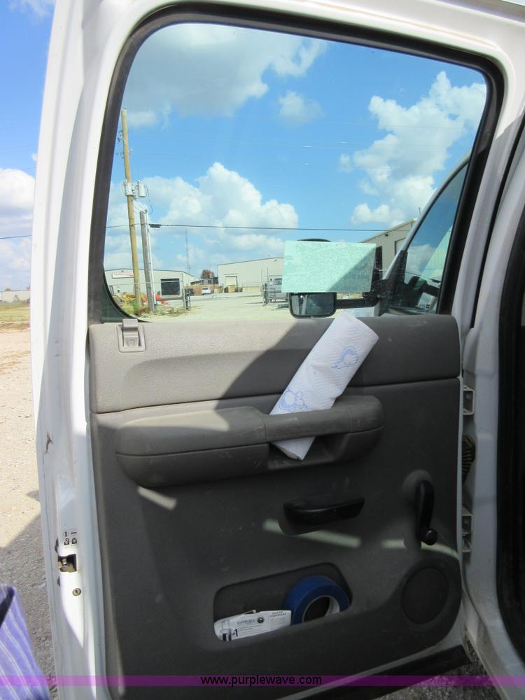 image for item I1896 2009 Chevrolet Silverado 3500 Crew Cab flatbed pickup truck