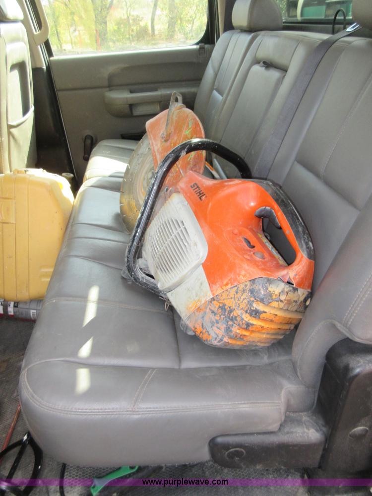 image for item I1896 2009 Chevrolet Silverado 3500 Crew Cab flatbed pickup truck