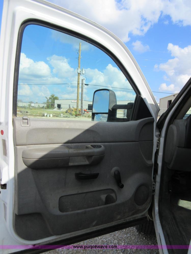 image for item I1896 2009 Chevrolet Silverado 3500 Crew Cab flatbed pickup truck