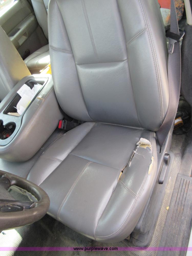 image for item I1896 2009 Chevrolet Silverado 3500 Crew Cab flatbed pickup truck