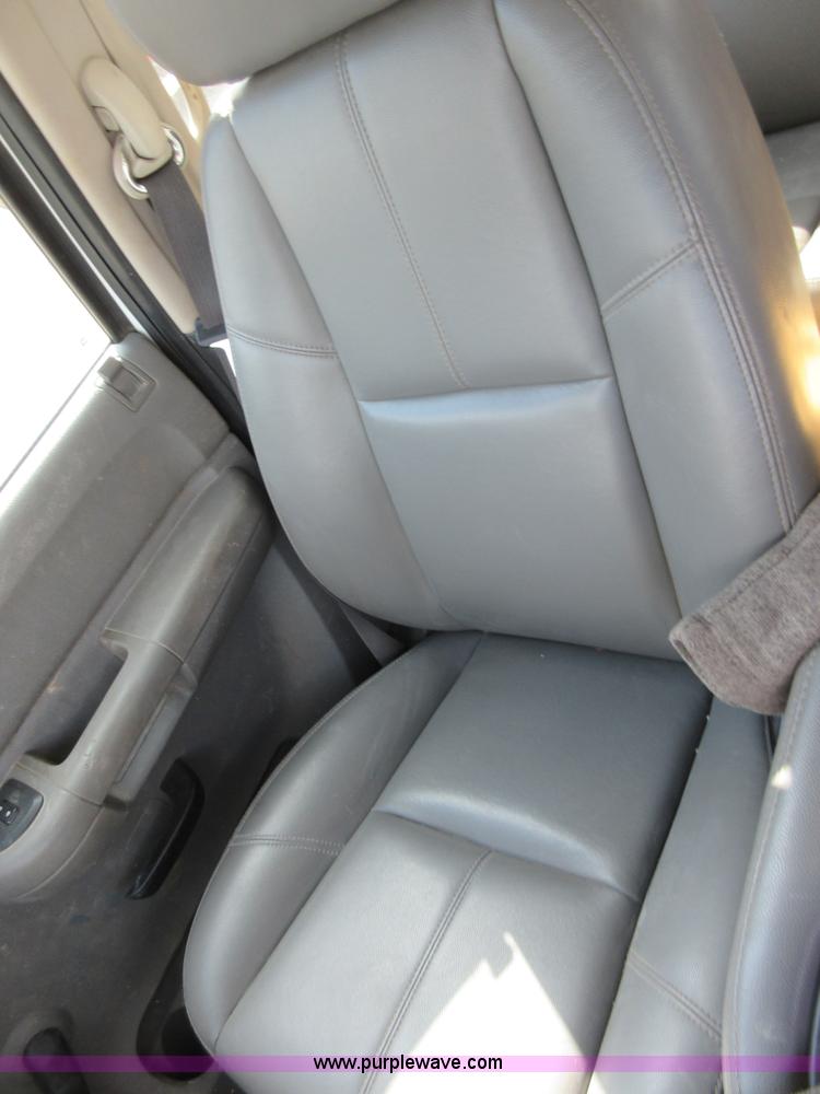 image for item I1896 2009 Chevrolet Silverado 3500 Crew Cab flatbed pickup truck