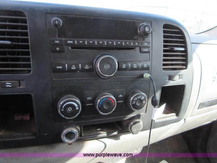 image for item I1896 2009 Chevrolet Silverado 3500 Crew Cab flatbed pickup truck