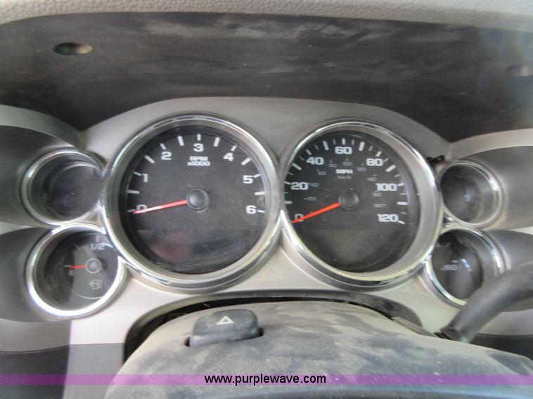 image for item I1896 2009 Chevrolet Silverado 3500 Crew Cab flatbed pickup truck