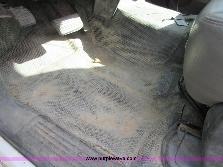 image for item I1896 2009 Chevrolet Silverado 3500 Crew Cab flatbed pickup truck